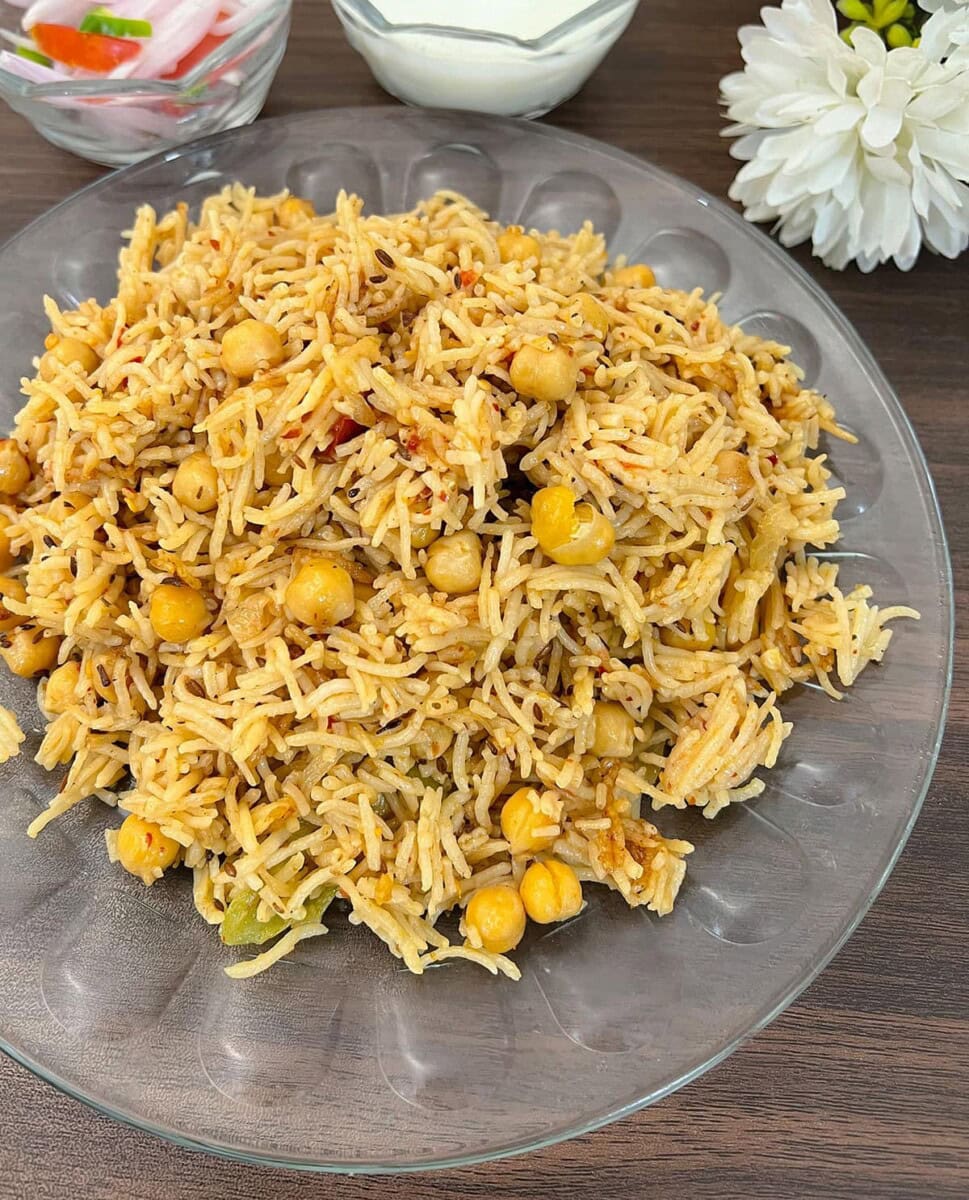 chickpeas pulao on glass plate on a wooden background